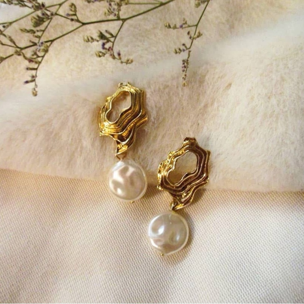 Eclatant Stud Pearl Earrings